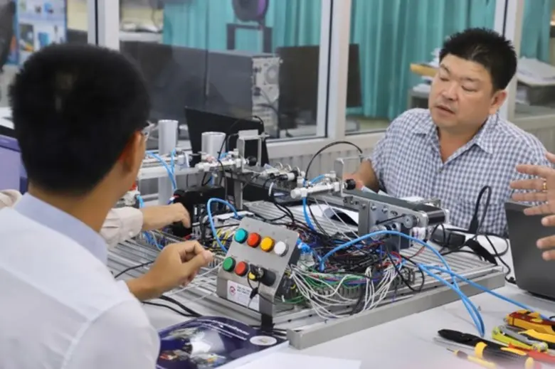 ก.แรงงาน คัดหัวกะทิ ฝึกเป็นเทรนเนอร์ด้านแมคคาทรอนิกส์