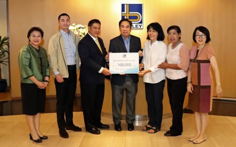 ธงชัย ล่ำซำ (ที่4จากซ้าย) ประธานกรรมการ พ...