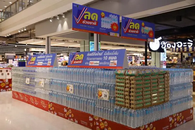แล้งนี้ไม่แล้งน้ำ ท็อปส์ และ แฟมิลี่มาร์ท “ลดช่วยชาติ” ยืนหนึ่งเคียงข้างประชาชน ตรึงราคาน้ำดื่ม เพิ่มสต็อคน้ำ 100 %