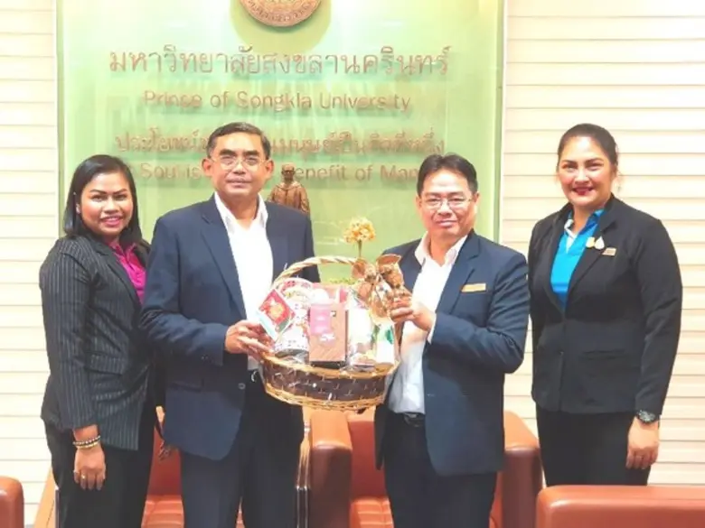 นายมนูญ วุฒิ (สูทสองจากขวา) ผู้จัดการทั่ว...