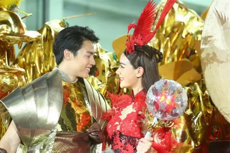 “หมาก” ควงคู่ “คิมเบอร์ลี่” โชว์หวาน อลังการ จัดเต็ม แสง สี ในตำนานเทพมังกรทอง-นางพญาหงส์ฟ้า ฉลองเปิดตรุษจีน “ห้างเซ็นทรัล”