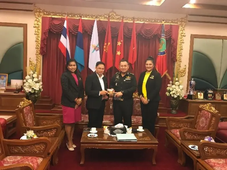 นายมนูญ วุฒิ (สองจากซ้ายสูท) ผู้จัดการทั่...