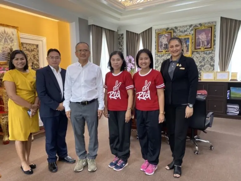 นายมนูญ วุฒิ (สูทสองจากซ้าย) ผู้จัดการทั่...