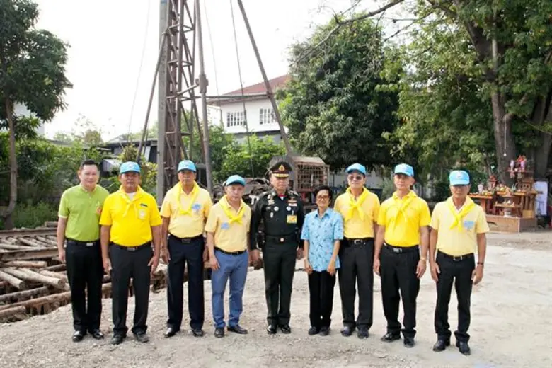 พลเอกศิวะ ภระมรทัต (กลาง) ราชองครักษ์ในพร...