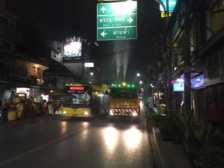 เขตพระนครล้างผิวจราจร - ขอความร่วมมือเจ้าของอาคารติดตั้งเครื่องพ่นละอองน้ำดักจับฝุ่นละออง