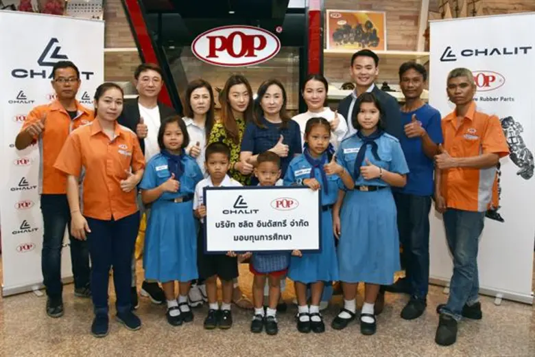 นายชวิศ ยงเห็นเจริญ (ที่ 3 จากขวา) กรรมกา...