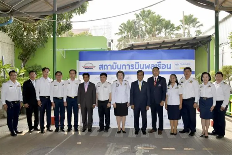 "นายถาวร เสนเนียม รัฐมนตรีช่วยว่าการกระทรวงคมนาคม นำคณะตรวจเยี่ยมและมอบนโยบายในการดำเนินงานแก่สถาบันการบินพลเรือน ภายใต้แนวคิด "เชื่อมไทย เชื่อมโลก"