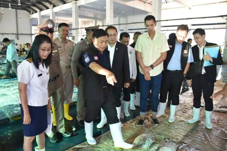 “อลงกรณ์” ลุยด่านระนอง กำชับคุมเข้มสัตว์น้ำต่างชาติทะลักเข้าไทย พร้อมแก้ปัญหาราคาสัตว์น้ำในประเทศไทย
