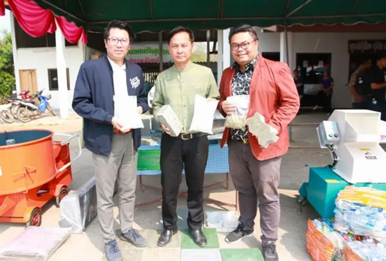 ดร.พันธุ์อาจ ชัยรัตน์ (คนซ้าย) ผู้อำนวยกา...