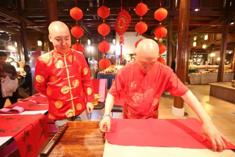 สักการะ 8 องค์เทพเจ้า จากวัดมังกรกมลลาวาส(เล่งเน่ยยี่) ในงาน “สุขสยาม สุขขี ปีเฮง สมหวังตลอดปี มั่งมีตลอดไป” ที่เมืองสุขสยาม ณ ไอคอนสยาม