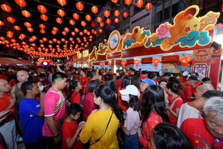 “ตรุษจีนเยาวราช” จัดยิ่งใหญ่ครั้งประวัติศาสตร์ สืบสานประเพณีดีงาม สายสัมพันธ์ไทย-จีน ประชาชนเฝ้ารอรับเสด็จ สมเด็จพระกนิษฐาธิราชเจ้า กรมสมเด็จพระเทพรัตนราชสุดาฯ สยามบรมราชกุมารี อย่างเนืองแน่น