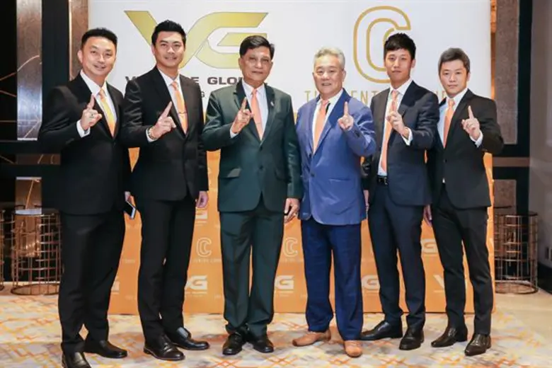 นายออสติน ตัน (ที่ 2 จากขวา) ประธานเจ้าหน...