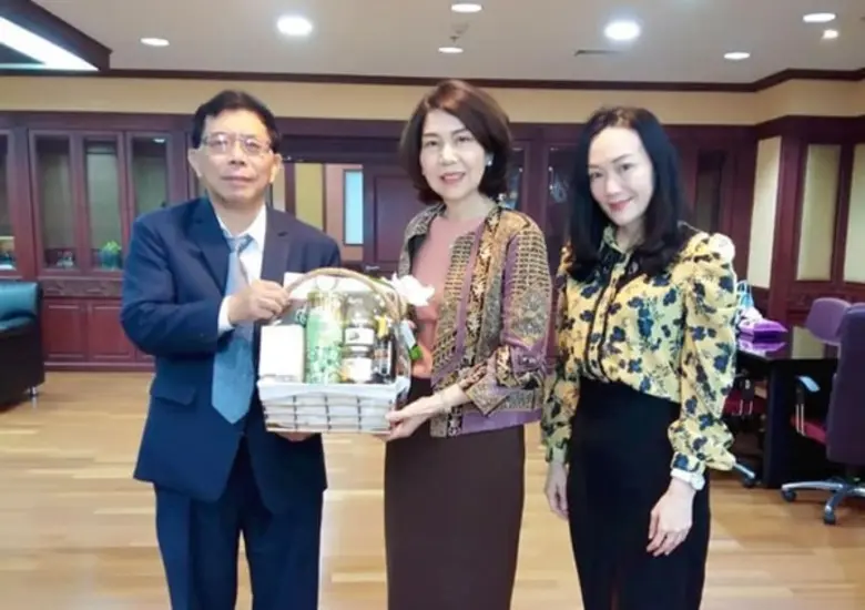 ภาพข่าว: คณะนิติศาสตร์ ม.ศรีปทุม อวยพรและสวัสดีปีใหม่ 2563 ตุลาการศาลรัฐธรรมนูญ