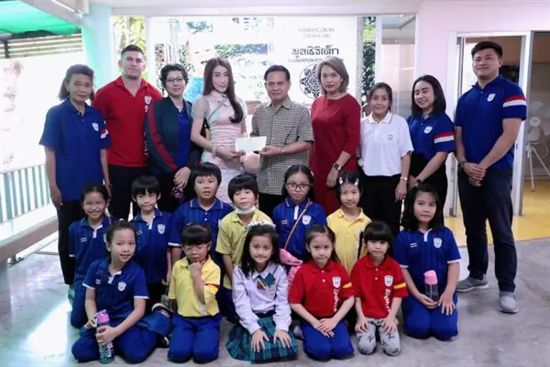 ครูเอิร์น-จิรวรรณ ชัยรุ่งเรือง ผู้อำนวยกา...