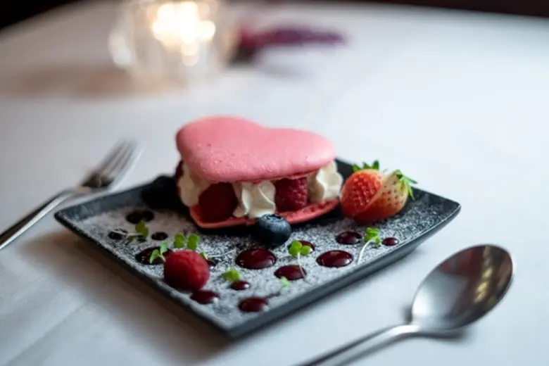 ฉลองวันแห่งความรักอย่างมีสไตล์ผ่านมื้ออาห...