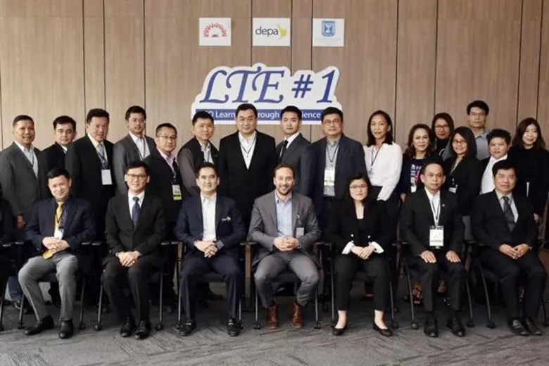 นายฉัตรชัย คุณปิติลักษณ์ (แถวนั่ง ที่ 3 จ...