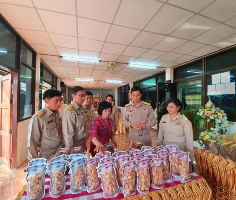 ภาพข่าว: รศ.ดร.จักษ์ พันธ์ชูเพชร ที่ปรึกษารมต.กระทรวงแรงงาน ตรวจเยี่ยมการปฏิบัติงานของสำนักงานพัฒนาฝีมือแรงงานสุโขทัย