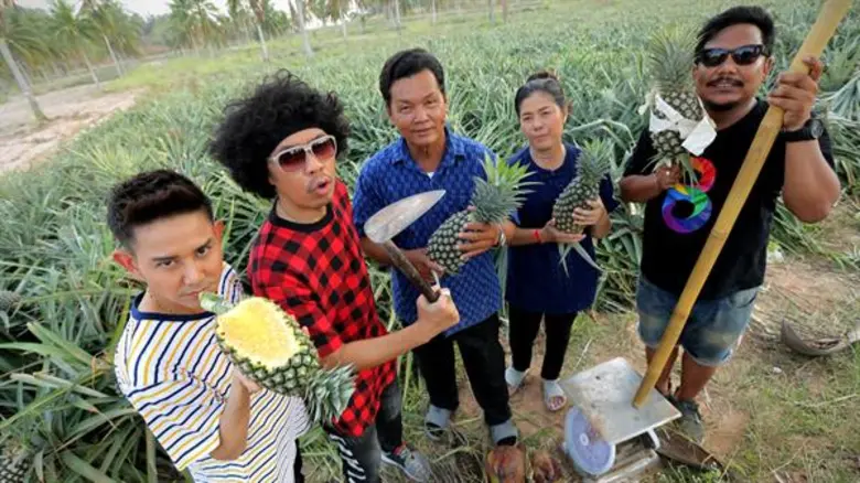 ทีวีไกด์: รายการ “ครัวลั่นทุ่ง” พล่ากุ้ง พาบุกสวนต้นตำหรับสับปะรดศรีราชา