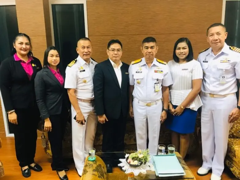 นายมนูญ วุฒิ (กลางสูท) ผู้จัดการทั่วไปพร้...