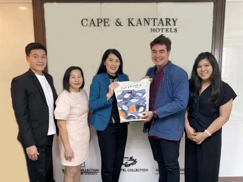 ประดับพร ฉันทวรลักษณ์ (คนที่ 3 จากซ้าย) ผ...