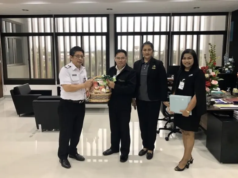 นายมนูญ วุฒิ (สูทกลาง) ผู้จัดการทั่วไปพร้...