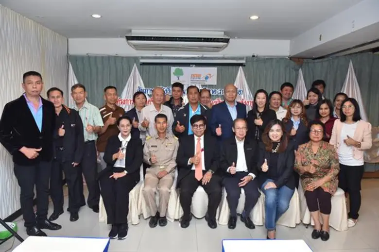 นายเรืองชัย สงสำเภา (นั่งกลางซ้าย) ผู้อำน...