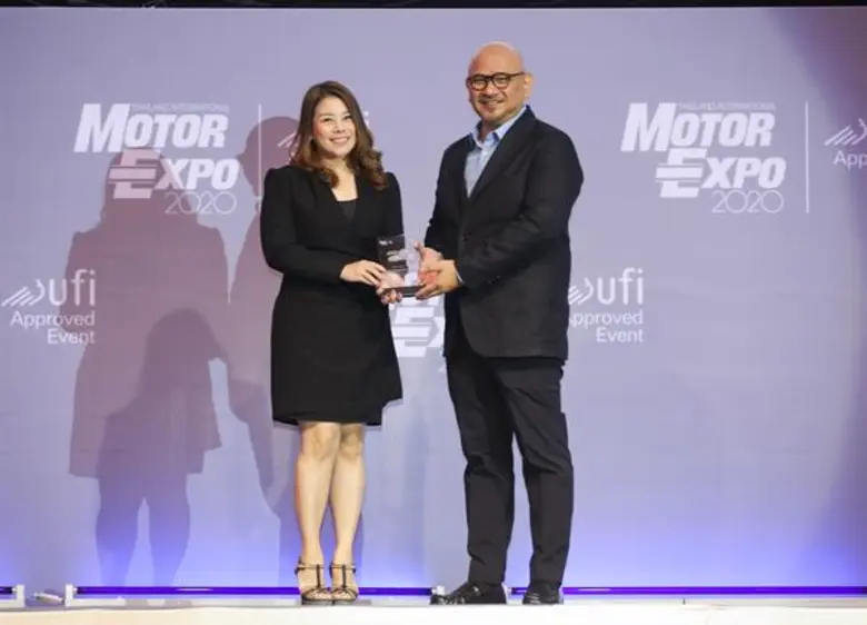 ไทรอัมพ์ มอเตอร์ไซเคิลส์ รับมอบ รางวัล "บ...