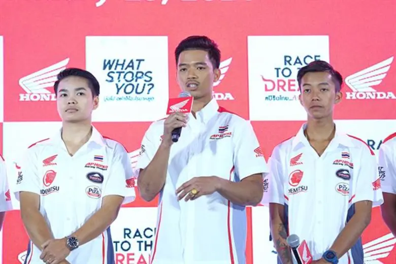 เอ.พี. ฮอนด้า ส่ง 2 นักแข่งไทยท้าทายเวทีมอเตอร์สปอร์ตระดับโลก ก้อง-สมเกียรติ ลุยโมโตทู ก๊องส์-ธัชกร ลุยซีอีวี โมโตทรี ควบ เรดบูล โมโตจีพี รุกกีส์ คัพ พร้อมผลักดัน มุกข์ลดา ขึ้นสู่คลาส 600ซีซี ศึกชิงแชมป์เอเชีย