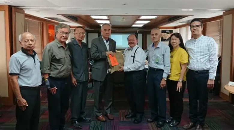 ธีระพงศ์ ปังศรีวงศ์ (คนที่ 4 จากซ้าย) นาย...