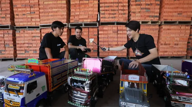 ทีวีไกด์: รายการ "ไทยทึ่ง" “เลโอ” พาทึ่ง “รถสิบล้อบังคับวิทยุ” จ.ชลบุรี งานแฮนด์เมดฝีมือคนไทย!!!