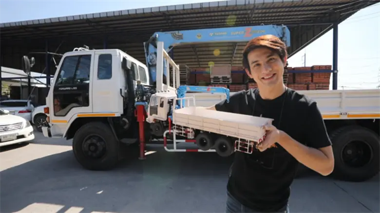 ทีวีไกด์: รายการ "ไทยทึ่ง" “เลโอ” พาทึ่ง “รถสิบล้อบังคับวิทยุ” จ.ชลบุรี งานแฮนด์เมดฝีมือคนไทย!!!