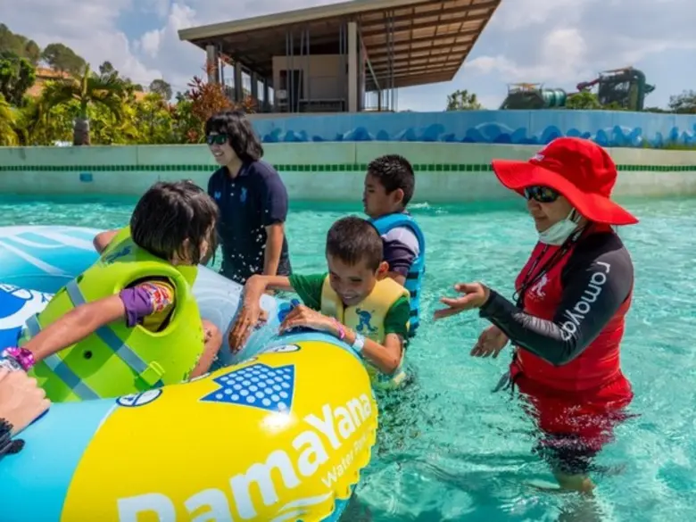 ภาพข่าว: สวนน้ำรามายณะมอบความสุขให้กับน้องๆคนพิการตาบอด