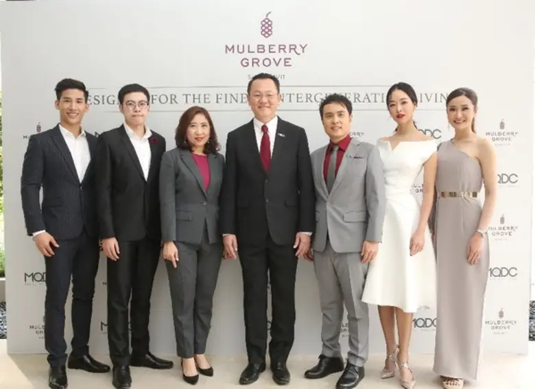 คีรินทร์ ชูธรรมสถิตย์ (ที่ 4 จากซ้าย) ประ...