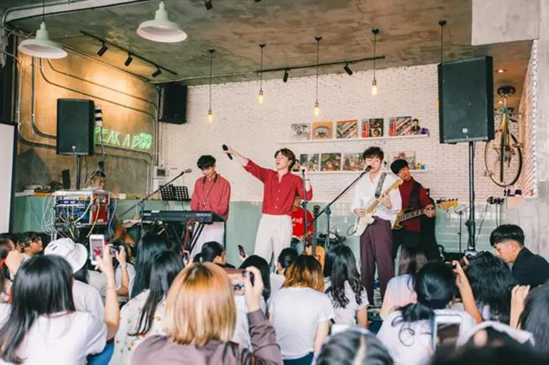 "สแลปคิสส์" SLAPKISS วงดนตรีน้องใหม่ไฟแรง...