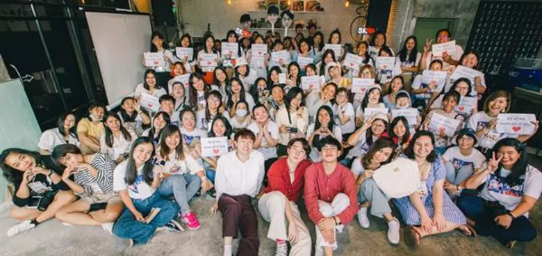 ชื่นมื่น สุดอบอุ่น และเป็นกันเองกับกิจกรรมพิเศษ SLAP DAY KISS NIGHT “THE 1st Fans Date” มีตติ้งพบปะกับแฟนเพลงของวง “สแลปคิสส์” ครั้งแรกที่ใครๆ ก็ไม่อยากให้เลิกรา