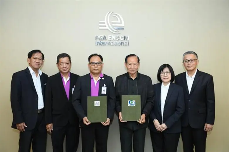 นายชัชพล ประสพโชค (ขวา) ประธานเจ้าหน้าที่...