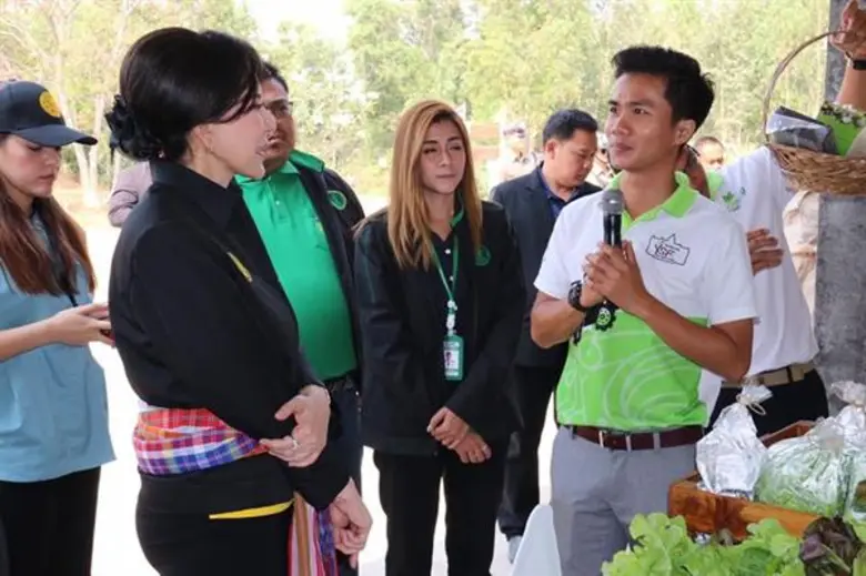 มนัญญาเยี่ยมกลุ่มเกษตรกรปลูกผักปลอดสารพลังงานแสงอาทิตย์บ้านห้วยเสลา พร้อมจับมือหอการค้าจังหวัดกระจายผักคุณภาพปลอดภัยสู่ตลาด