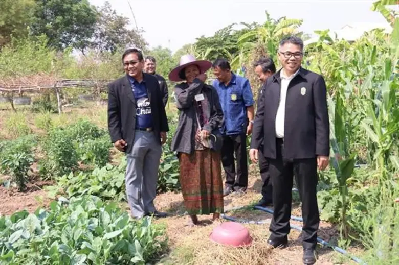 มนัญญาเยี่ยมกลุ่มเกษตรกรปลูกผักปลอดสารพลังงานแสงอาทิตย์บ้านห้วยเสลา พร้อมจับมือหอการค้าจังหวัดกระจายผักคุณภาพปลอดภัยสู่ตลาด