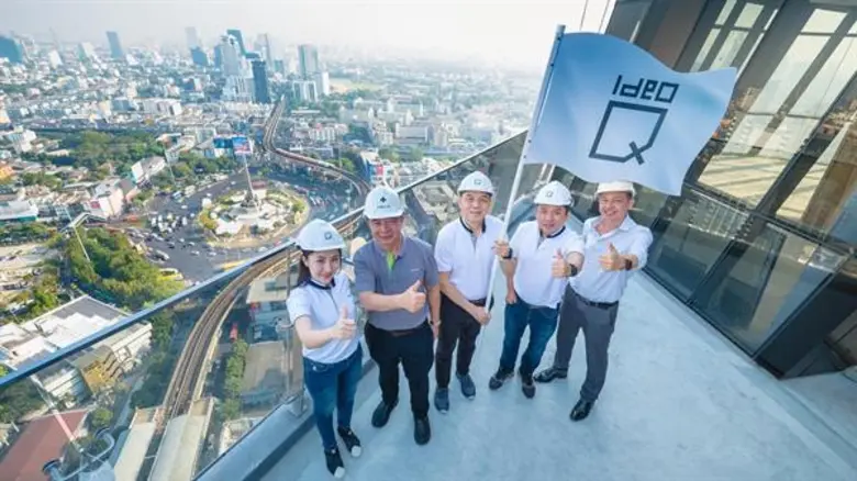 คุณวิโรจน์ กัปปิยจรรยา (คนกลาง) ประธานเจ้...