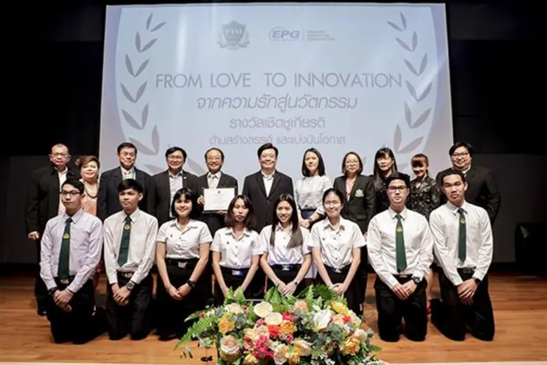 ดร.ภวัฒน์ วิทูรปกรณ์ (ที่5 จากซ้าย) ประธา...