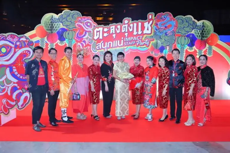 คุณกุลวดี จินตวร (กลาง) ผู้อำนวยการบริหาร...