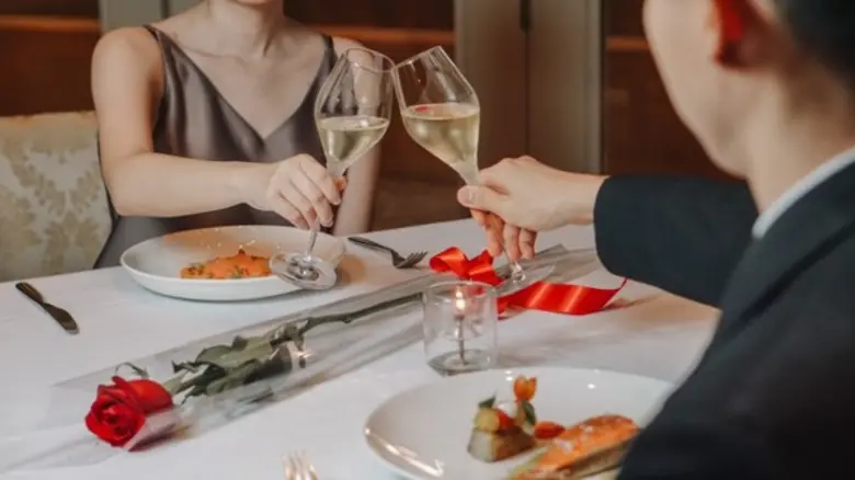 โรงแรมเชอราตัน แกรนด์ สุขุมวิท, เอ ลักซ์ช...