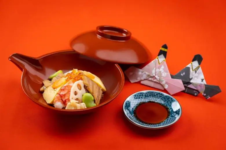 อาหารชุดพิเศษเพื่อร่วมฉลองเทศกาลวันเด็กผู้หญิงของประเทศญี่ปุ่นที่ห้องอาหาร ยามาซาโตะ