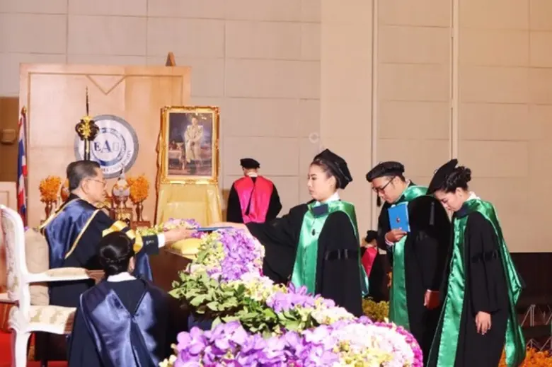 พลเอก นายแพทย์สิงหา เสาวภาพ นายกสภามหาวิท...