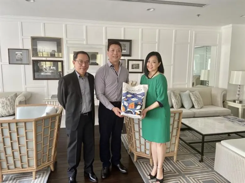 ภูมิภัทร นาวานุเคราะห์ (ซ้าย) ผู้อำนวยการ...