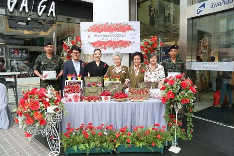 คุณหญิงทรงสมร คชเสนี (ที่ 4 จากซ้าย) กรรม...