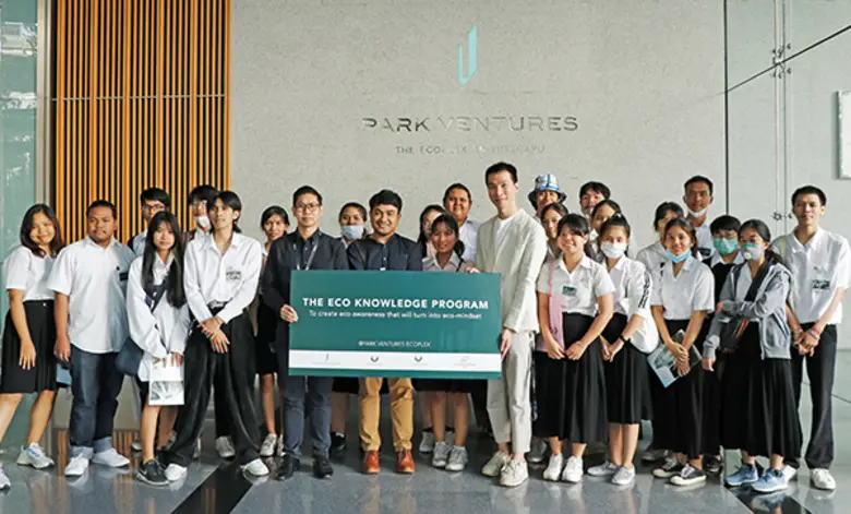 สธน อัศวสันติ (แถวหน้าที่ 5 จากขวา) หัวหน...