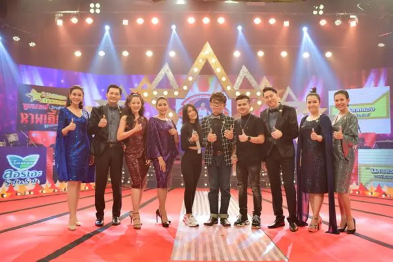 คือดี! “ป๋าเทพ”ฟิน..สาวสวยขอกอด นักร้องสายเอนฯเสิร์ฟความมันส์สุดสนุก