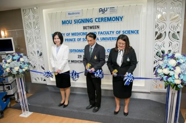 ภาพข่าว: เมดโทรนิคร่วมมือกับคณะแพทยศาสตร์และคณะวิทยาศาสตร์ มอ. จัดตั้งศูนย์ความเป็นเลิศในการผ่าตัดแผลเล็กเมดโทรนิคร่วมมือกับคณะแพทยศาสตร์และคณะวิทยาศาสตร์ มอ. จัดตั้งศูนย์ความเป็นเลิศในการผ่าตัดแผลเล็ก