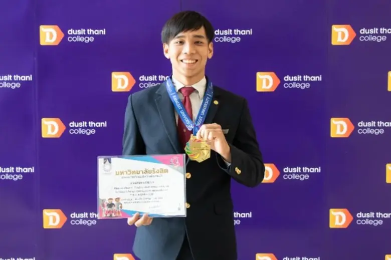 ดร.อรรถเวทย์ พฤกษ์สถาพร (ที่ 2 จากขวา) รั...